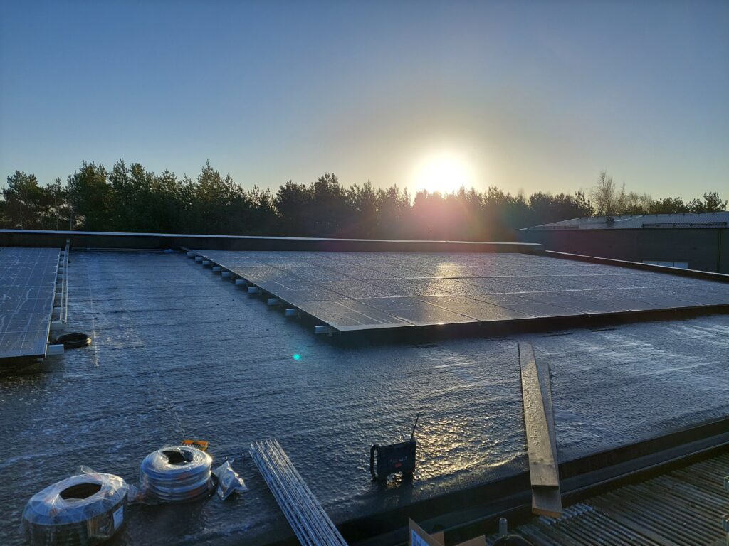 Solceller installerade på tak