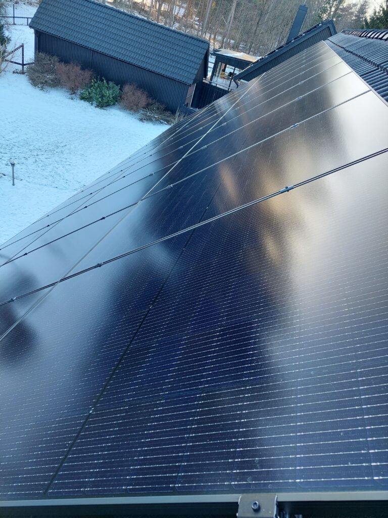Solceller installerade av Plan El AB på tak till villa hos privatperson